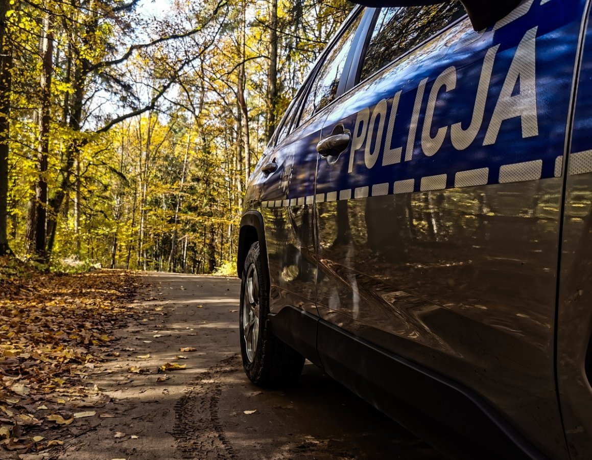 Policjanci odnaleźli 70-latkę zagubioną w lesie