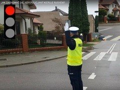 Policjant kieruje ruchem. Jego polecenia są najważniejsze