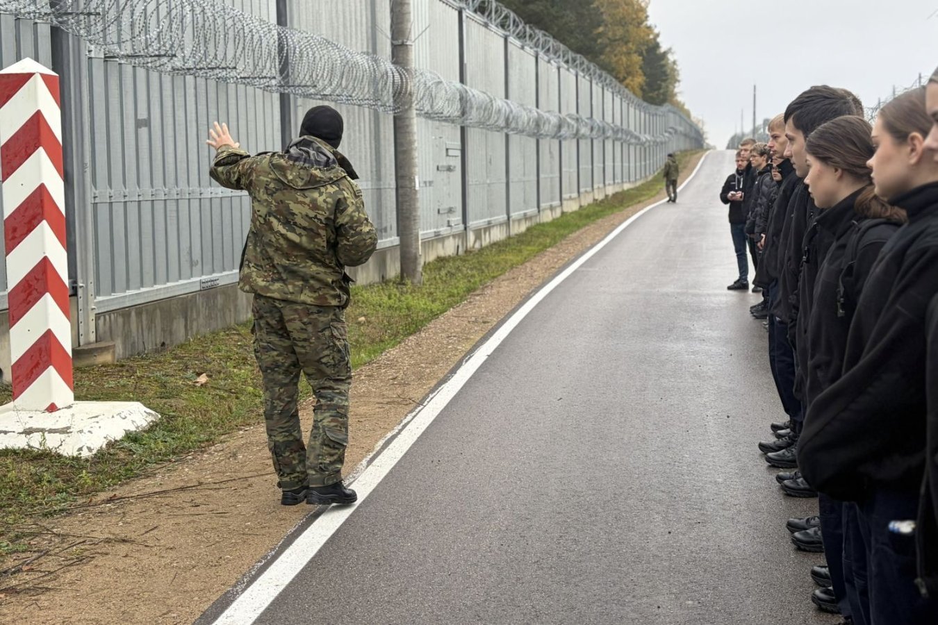 Uczniowie z Augustowa poznali kulisy służby na granicy